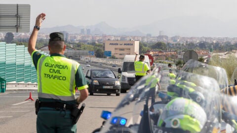 Varios agentes de la Guardia Civil paran a los conductores durante un control de alcoholemia en la operaci&oacute;n salida