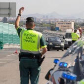 Varios agentes de la Guardia Civil paran a los conductores durante un control de alcoholemia en la operación salida