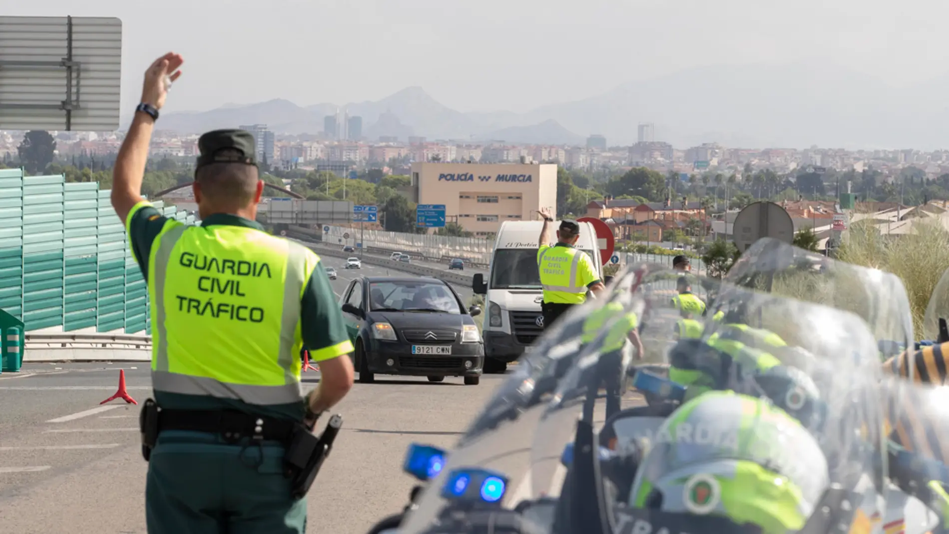 Varios agentes de la Guardia Civil paran a los conductores durante un control de alcoholemia en la operación salida