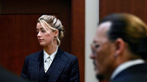 Amber Heard y Johnny Depp, durante una de las sesiones de su juicio por difamación en Virginia