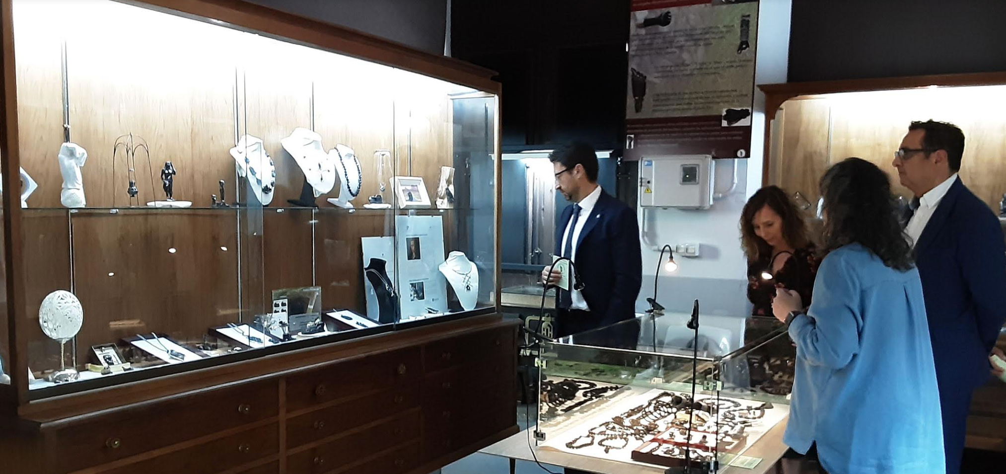 El gobierno asturiano muestra su apoyo a los artesanos y azabacheros en una visita a Villaviciosa El gobierno asturiano muestra su apoyo a los artesanos y azabacheros en una visita a Villaviciosa