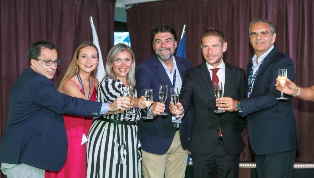 Un brindis para celebrar que Alicante es puerto base