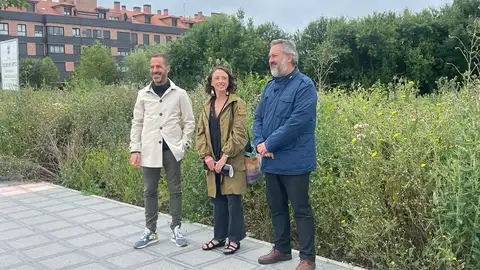 La consejera de Derechos Sociales, Melania Álvarez, y el director general de Vivienda, Fermín Bravo, el alcalde de Siero, Ángel García. La consejera de Derechos Sociales, Melania Álvarez, y el director general de Vivienda, Fermín Bravo, el alcalde de Siero, Ángel García.