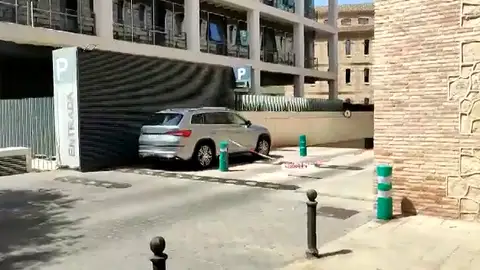 Momento en que Layhoon entra acompañada de Inma Ibáñez en la Conselleria de Territorio Momento en que Layhoon entra acompañada de Inma Ibáñez en la Conselleria de Territorio