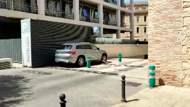 Momento en que Layhoon entra acompañada de Inma Ibáñez en la Conselleria de Territorio Momento en que Layhoon entra acompañada de Inma Ibáñez en la Conselleria de Territorio