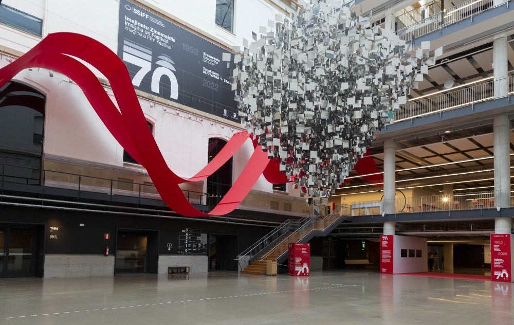 Tabakalera abre la exposición "Imagina un festival" en agradecimiento al público Tabakalera abre la exposición "Imagina un festival" en agradecimiento al público