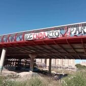 El "puente rojo" de Alicante y una pancarta que demanda la construcción del parque central