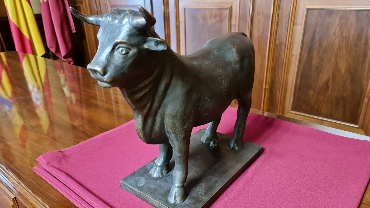 La réplica del Torico se ha llevado al salón de plenos del ayuntamiento de Teruel previamente a su colocación