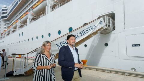 El alcalde, Luis Barcala y la vicealcaldesa, Mari Carmen Sánchez en la terminal de Cruceros del Puerto 