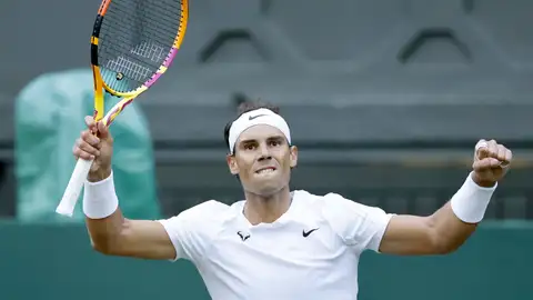 Rafa Nadal celebra su victoria en Wimbledon.