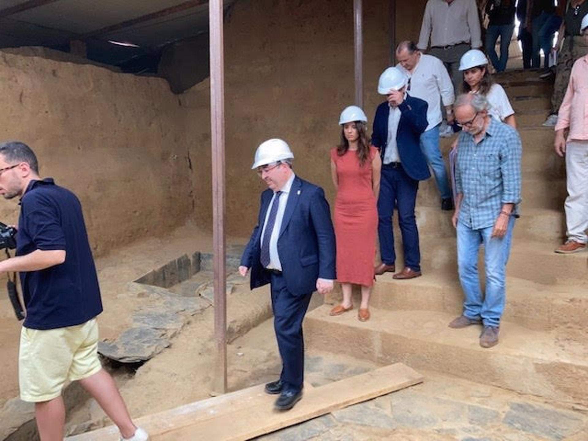 El Ministro de Cultura, Miquel Iceta visita el yacimiento Tartésico del Turuñuelo en Guareña El Ministro de Cultura, Miquel Iceta visita el yacimiento Tartésico del Turuñuelo en Guareña