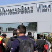 Trabajadores en la entrada de turno en Mercedes Trabajadores en la entrada de turno en Mercedes