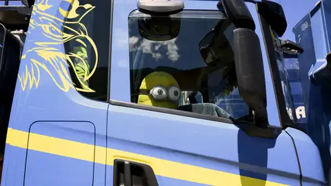 Película de los Minions Reino Unido prohíbe ir al cine a ver la última película de los 'Minions' con traje de chaqueta