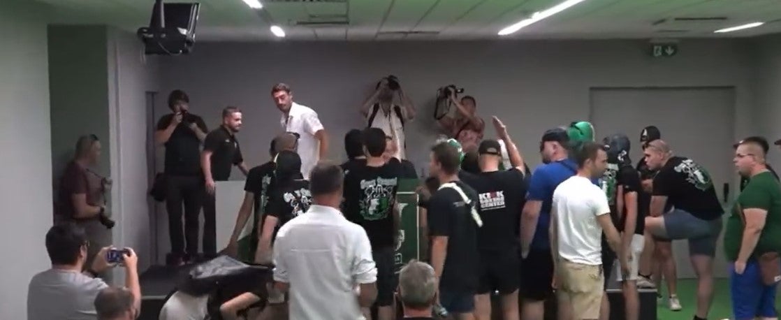 Albert Riera, tras la irrupción de los ultras en su presentación: "En el fútbol las cosas se cambian ganando" Albert Riera, tras la irrupción de los ultras en su presentación: "En el fútbol las cosas se cambian ganando"