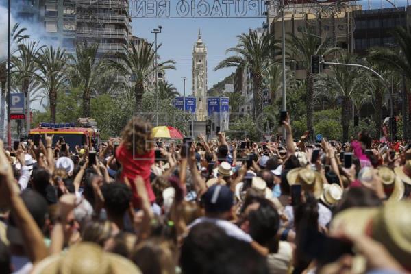 La mascletà de Pirotecnia Ferrández y el castillo de Hermanos Ferrández triunfan en las Hogueras de Alicante La mascletà de Pirotecnia Ferrández y el castillo de Hermanos Ferrández triunfan en las Hogueras de Alicante