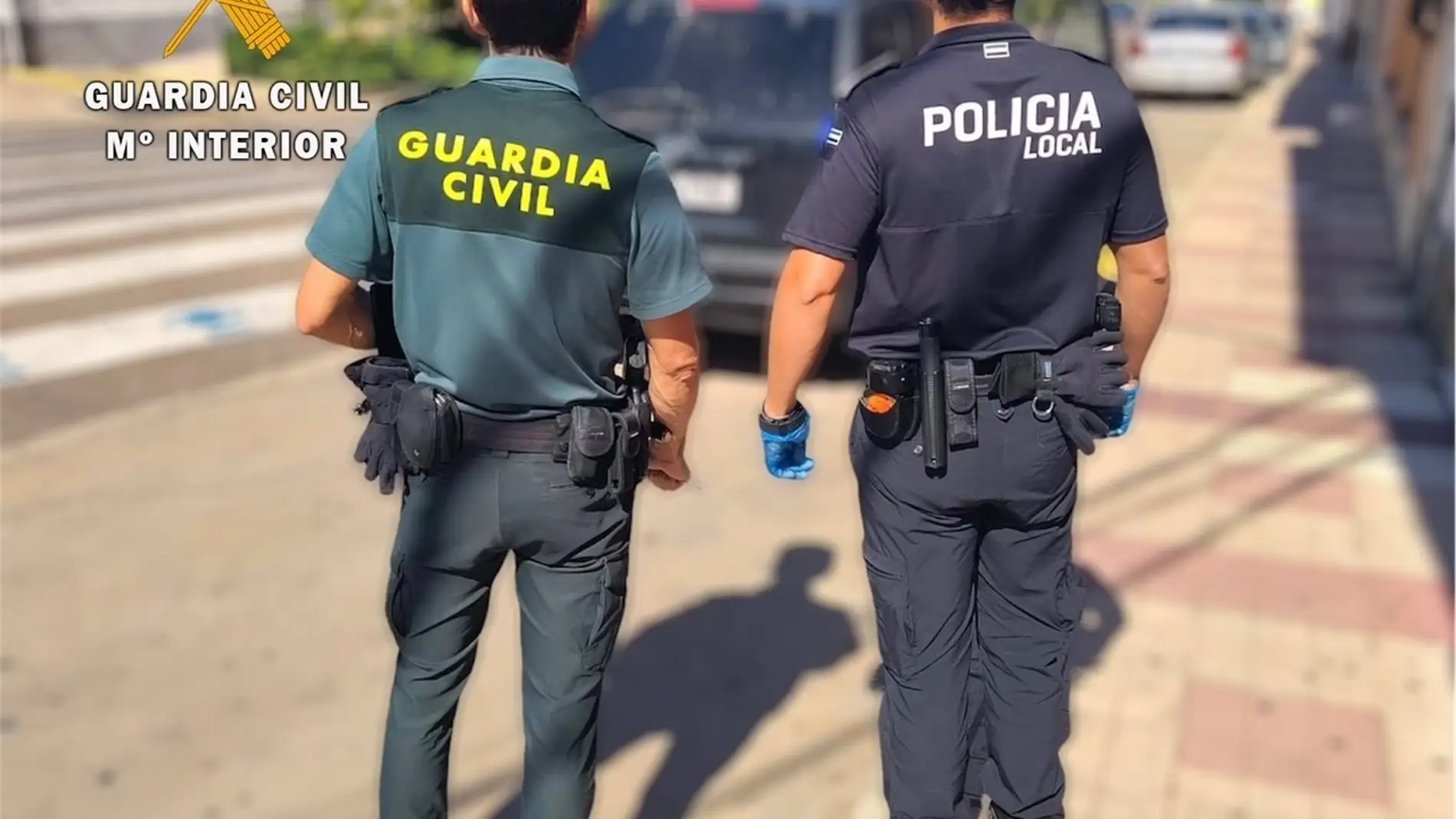 Agentes de la Guardia Civil y de la Policía Local en Logrosán