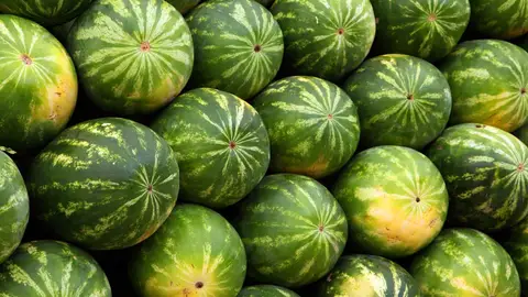 Imagen de archivo de un grupo de melones amontonados Imagen de archivo de un grupo de melones amontonados/ Pixabay