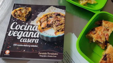 En aquesta ocasió, la nostra xef vegana ens porta un empedrat de préssec molt refrescant i perfecte per aquests mesos d’estiu, de tanta calor. En aquesta ocasió, la nostra xef vegana ens porta un empedrat de préssec molt refrescant i perfecte per aquests mesos d’estiu, de tanta calor.