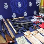 Se han intervenido dos pistolas, tres escopetas, cinco machetes, munición, dinero en efectivo y diverso material relacionado con los Dominican Don't Play.