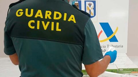 Un agente de la Guardia Civil en Son Sant Joan. 