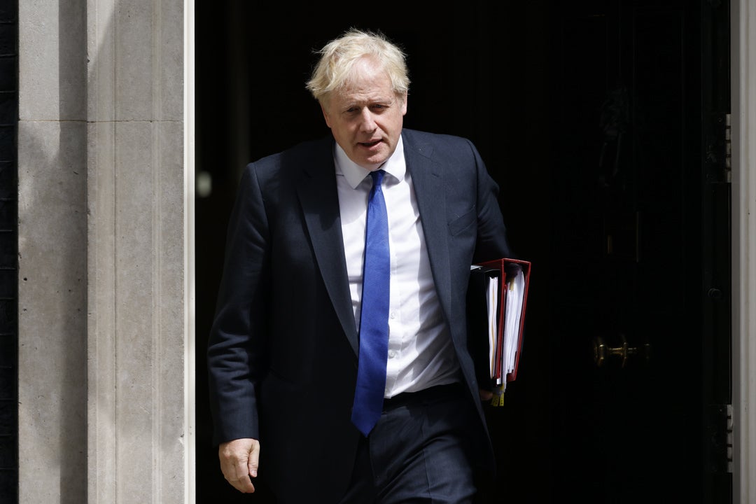 El Gobierno británico sigue sumando dimisiones mientras se estrecha el cerco sobre Johnson El Gobierno británico sigue sumando dimisiones mientras se estrecha el cerco sobre Johnson