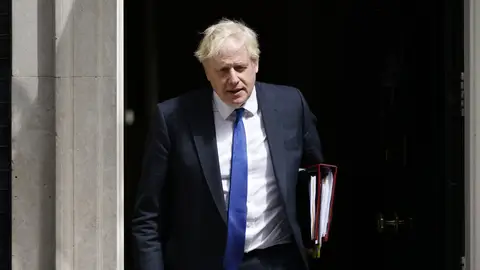 El Gobierno británico sigue sumando dimisiones mientras se estrecha el cerco sobre Johnson