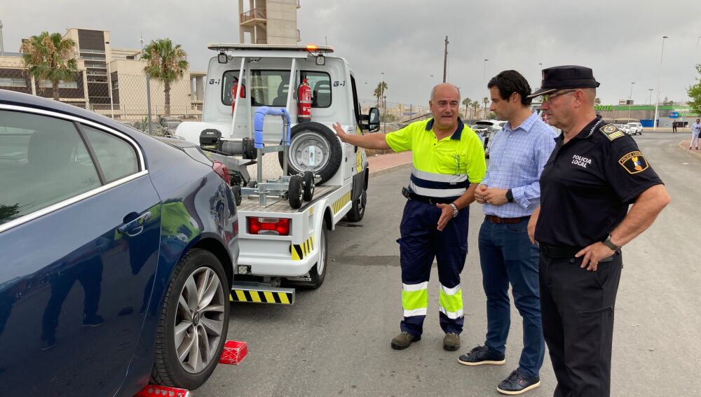 Torrevieja presenta las nuevas grúas municipales y el nuevo proyecto del depósito municipal