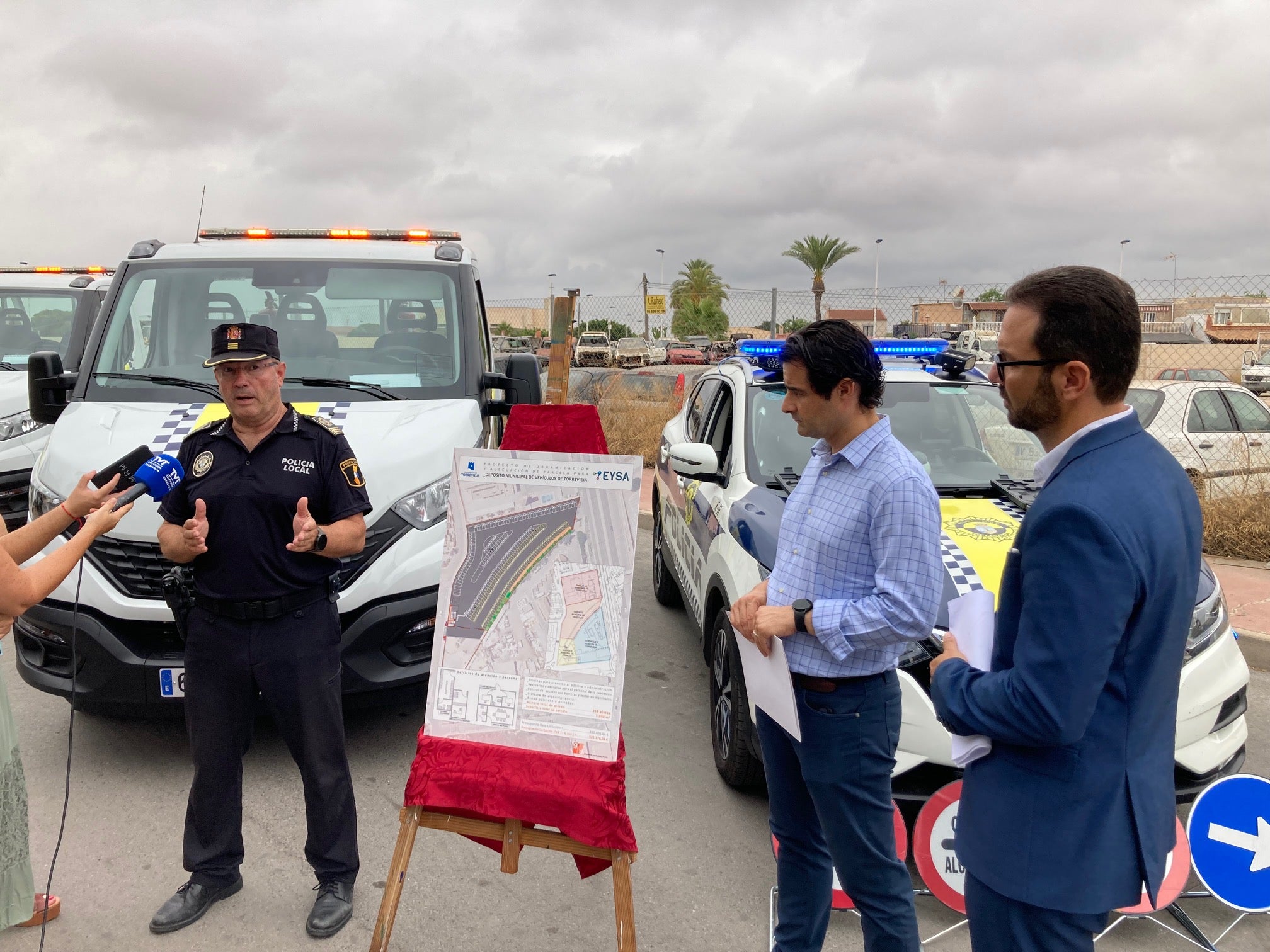 Torrevieja presenta las nuevas grúas municipales y el proyecto del nuevo depósito de vehículos Torrevieja presenta las nuevas grúas municipales y el proyecto del nuevo depósito de vehículos