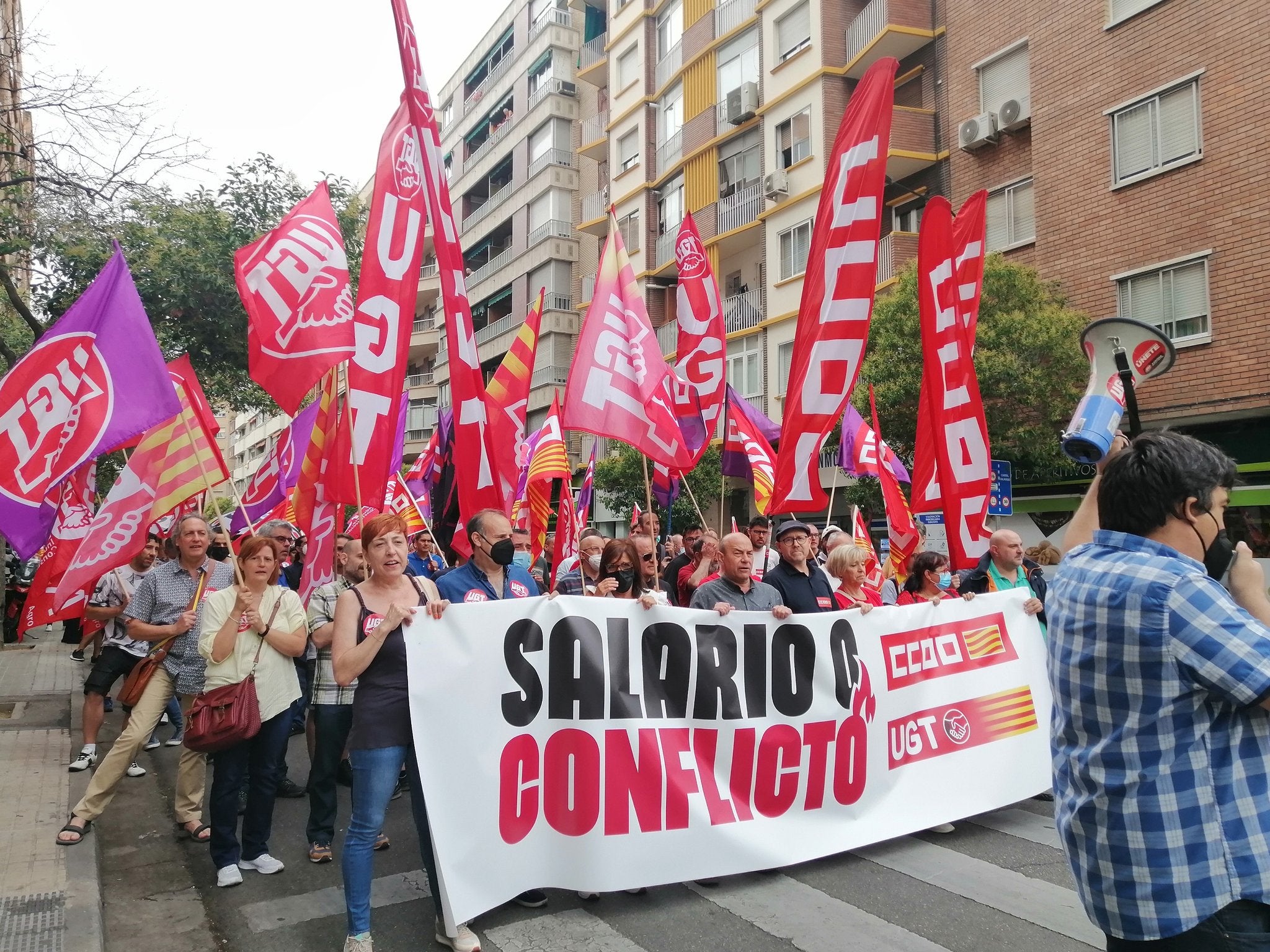UGT y CCOO piden subidas de sueldo frente a la patronal UGT y CCOO piden subidas de sueldo frente a la patronal