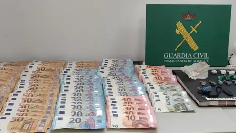 2 personas detenidas tras desmantelar dos puntos de venta de cocaína