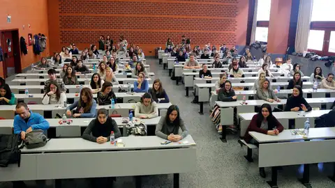 Varios alumnos en una clase.