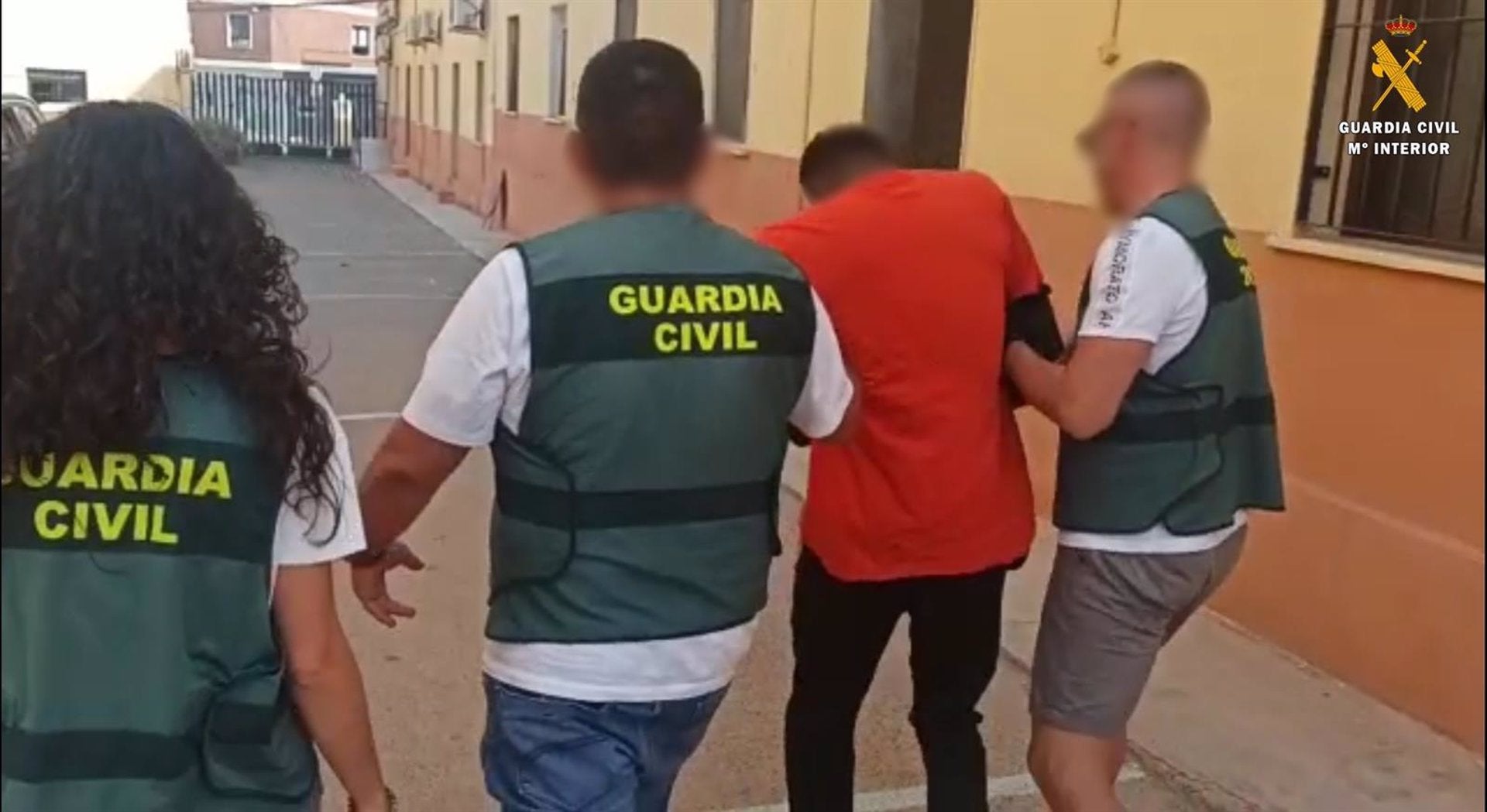 La Guardia Civil detiene al presunto autor de la violación dos mujeres en Roquetas de Mar La Guardia Civil detiene al presunto autor de la violación dos mujeres en Roquetas de Mar