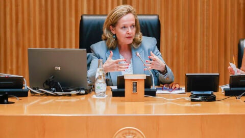 La vicepresidenta primera y ministra de Asuntos Econ&oacute;micos y Transformaci&oacute;n Digital, Nadia Calvi&ntilde;o, durante la reuni&oacute;n mantenida con el grupo parlamentario socialista del PSOE en el Congreso y el Senado, este mi&eacute;rcoles en la C&aacute;mara Baja