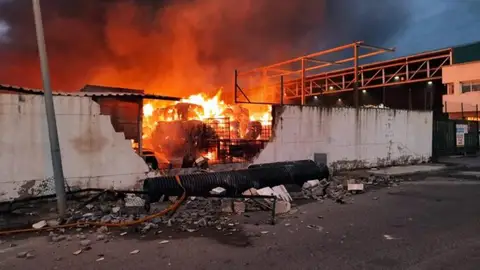 Incendio en una empresa de reciclaje de Alginet