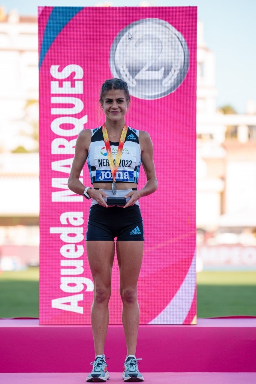 Águeda Marqués, exultante con el billete a París Águeda Marqués, exultante con el billete a París