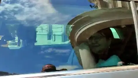 Momento en que Layhoon abandona el Ayuntamiento de Valencia tras reunirse con Joan Ribó Momento en que Layhoon abandona el Ayuntamiento de Valencia tras reunirse con Joan Ribó