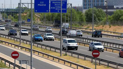 Coches circulando por la carretera Esta es la multa que debes pagar si tienes el coche sin haber pasado la ITV