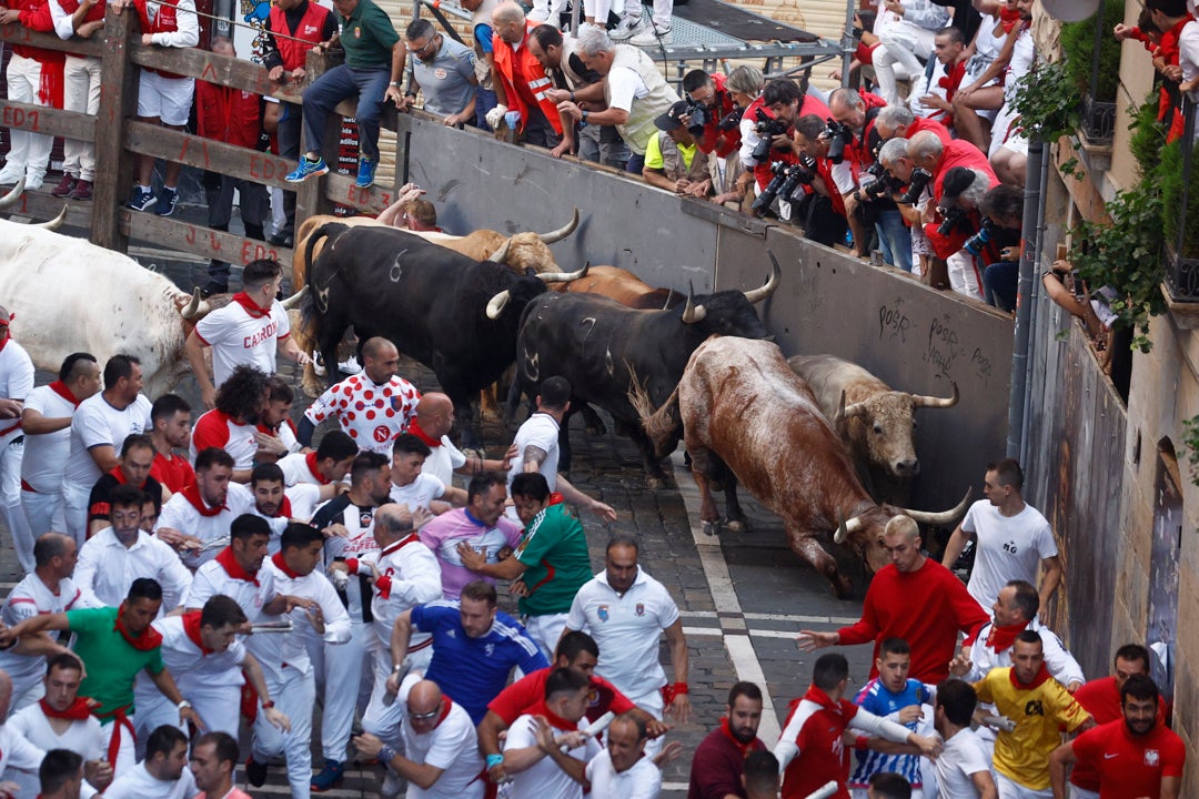 San Fermín 2022: Primer encierro con muchos corredores y espectadores San Fermín 2022: Primer encierro con muchos corredores y espectadores