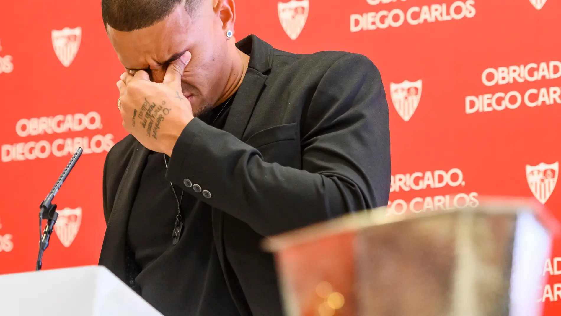 Diego Carlos se emociona en su despedida como jugador del Sevilla.