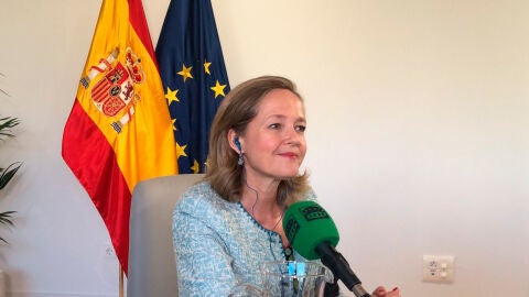 Nadia Calvi&ntilde;o, ministra de Econom&iacute;a, durante su entrevista en Onda Cero