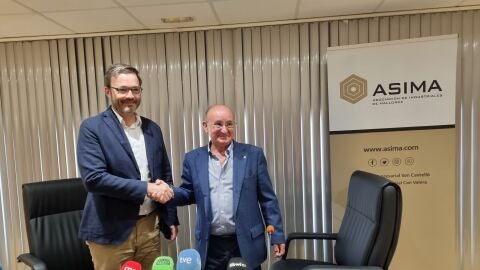 El Alcalde de Palma, Jos&eacute; Hila, y el Presidente de ASIMA, Francisco Martorell, en la firma de un convenio para mejorar el mantenimiento de las calles de Son Castell&oacute; y Can Valero.