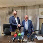 El Alcalde de Palma, José Hila, y el Presidente de ASIMA, Francisco Martorell, en la firma de un convenio para mejorar el mantenimiento de las calles de Son Castelló y Can Valero.