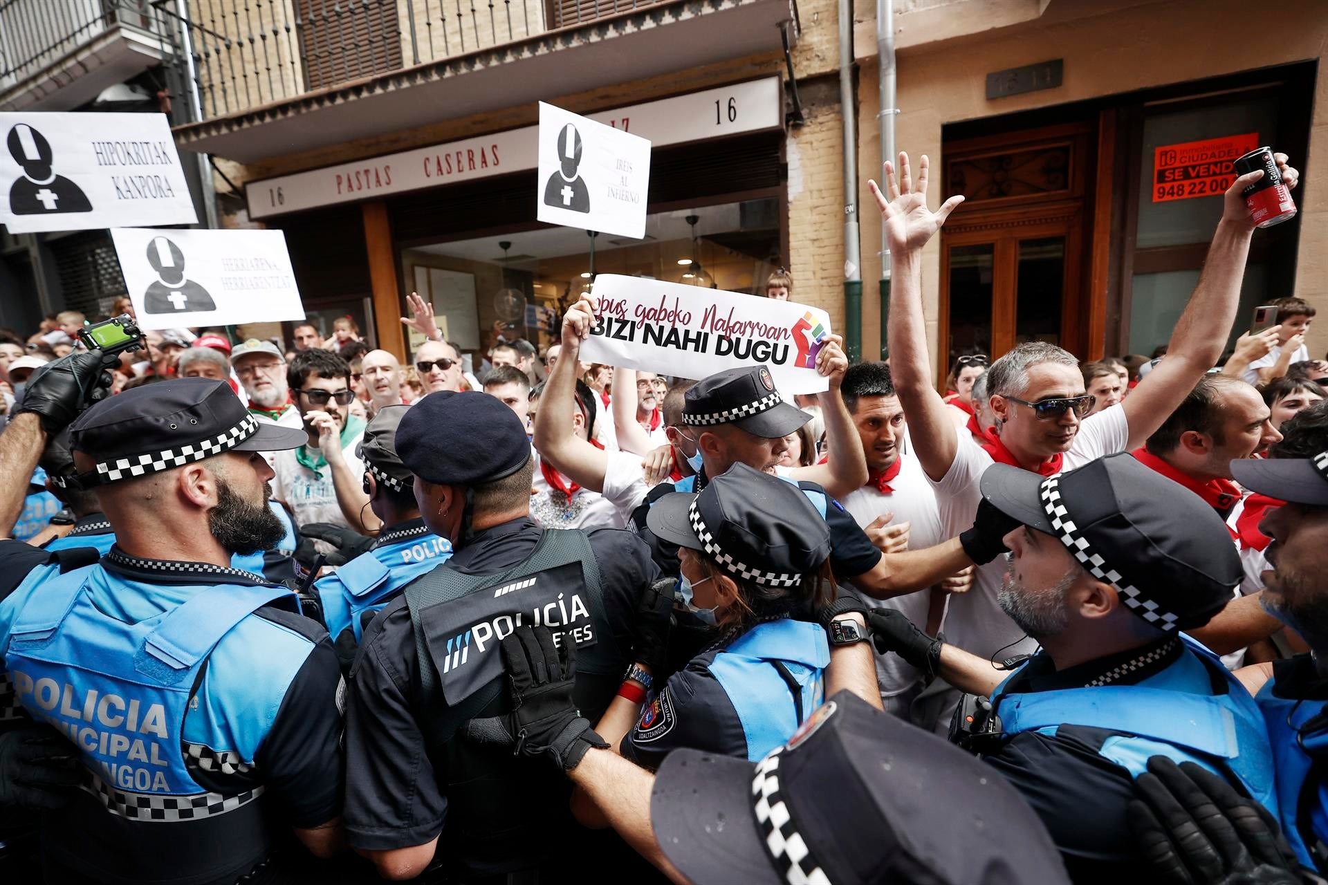 Tres policías heridos en incidentes al término de la procesión de San Fermín Tres policías heridos en incidentes al término de la procesión de San Fermín