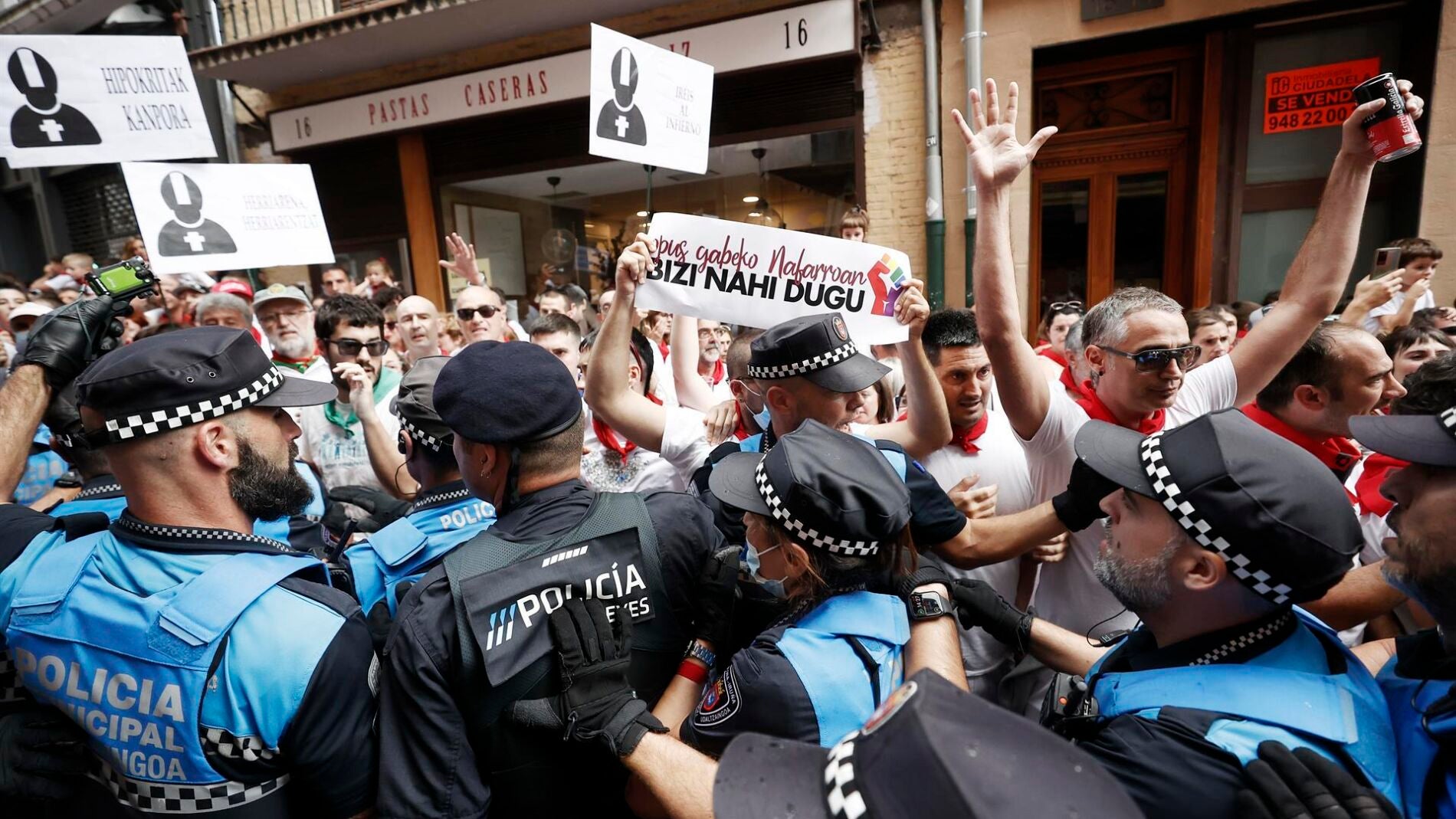 Tres policías heridos en incidentes al término de la procesión de San Fermín
