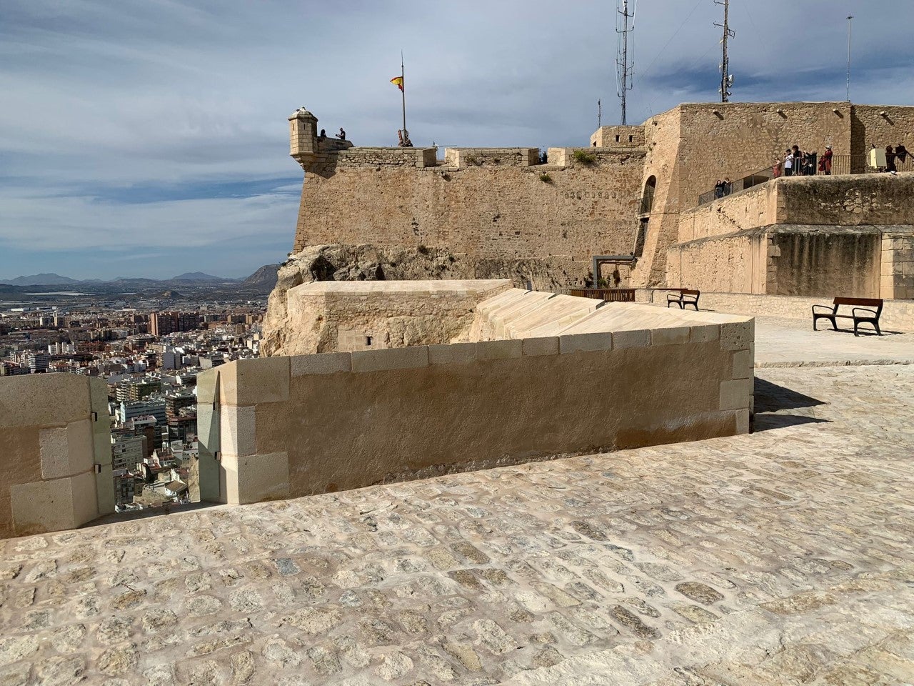 El castillo de Santa Bárbara de Alicante reabre el Baluarte de la Mina tras su restauración El castillo de Santa Bárbara de Alicante reabre el Baluarte de la Mina tras su restauración
