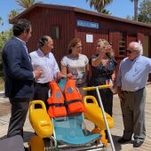 Ayuntamiento, Cruz Roja y AXA presentan el servicio de baño adaptado e la playa de La Barrosa