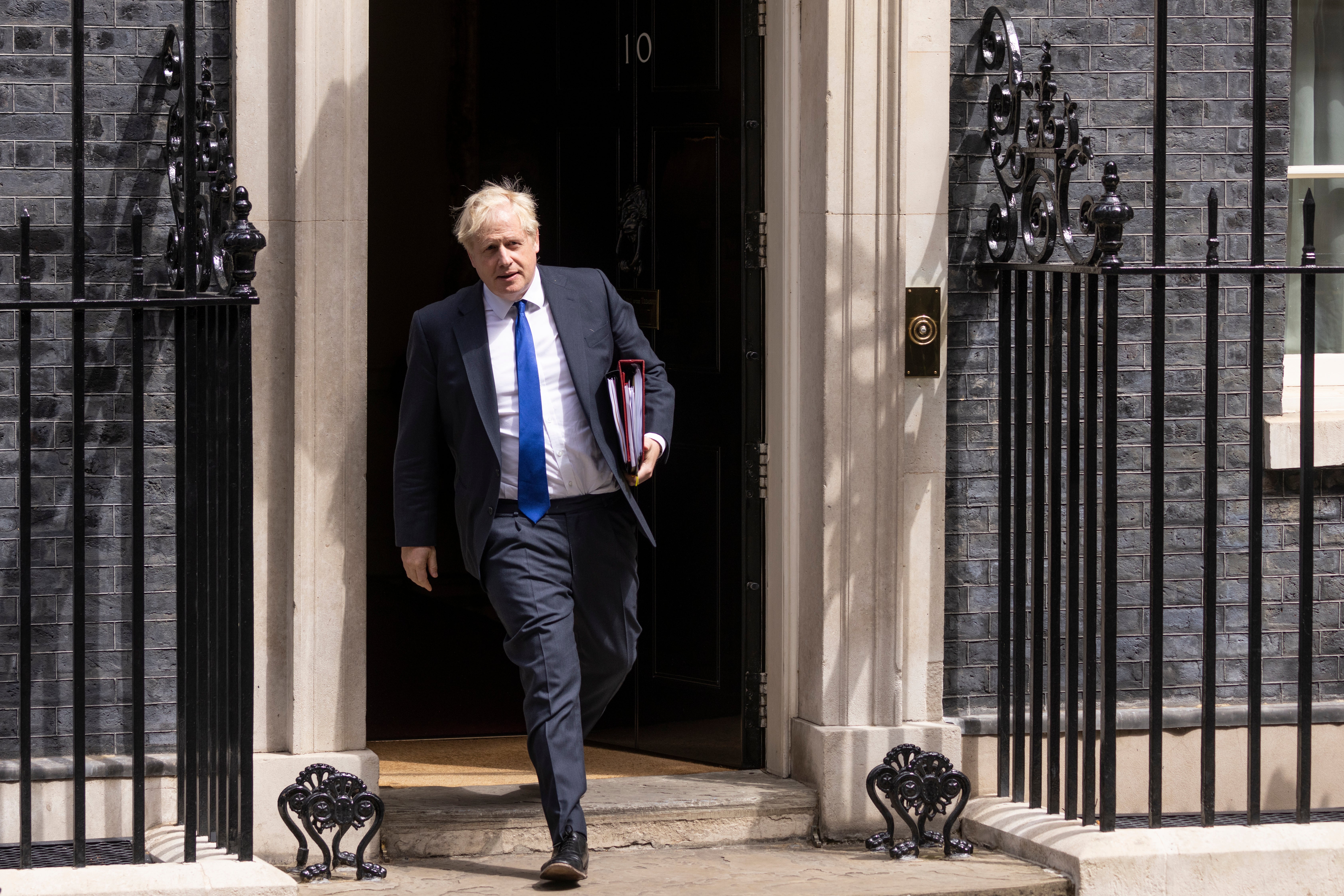 Boris Johnson sigue sumando dimisiones en su gobierno y resistiéndose a abandonar el poder Boris Johnson sigue sumando dimisiones en su gobierno y resistiéndose a abandonar el poder