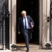 Boris Johnson sigue sumando dimisiones en su gobierno y resistiéndose a abandonar el poder