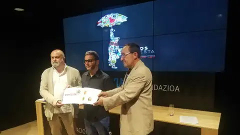 Pegados a la fiesta, un libro de pegatinas de las cuadrillas de las fiestas de La Blanca Pegados a la fiesta, un libro de pegatinas de las cuadrillas de las fiestas de La Blanca