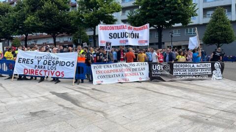 Trabajadores asturiano sse concentraron para protestar ante teresa Ribera